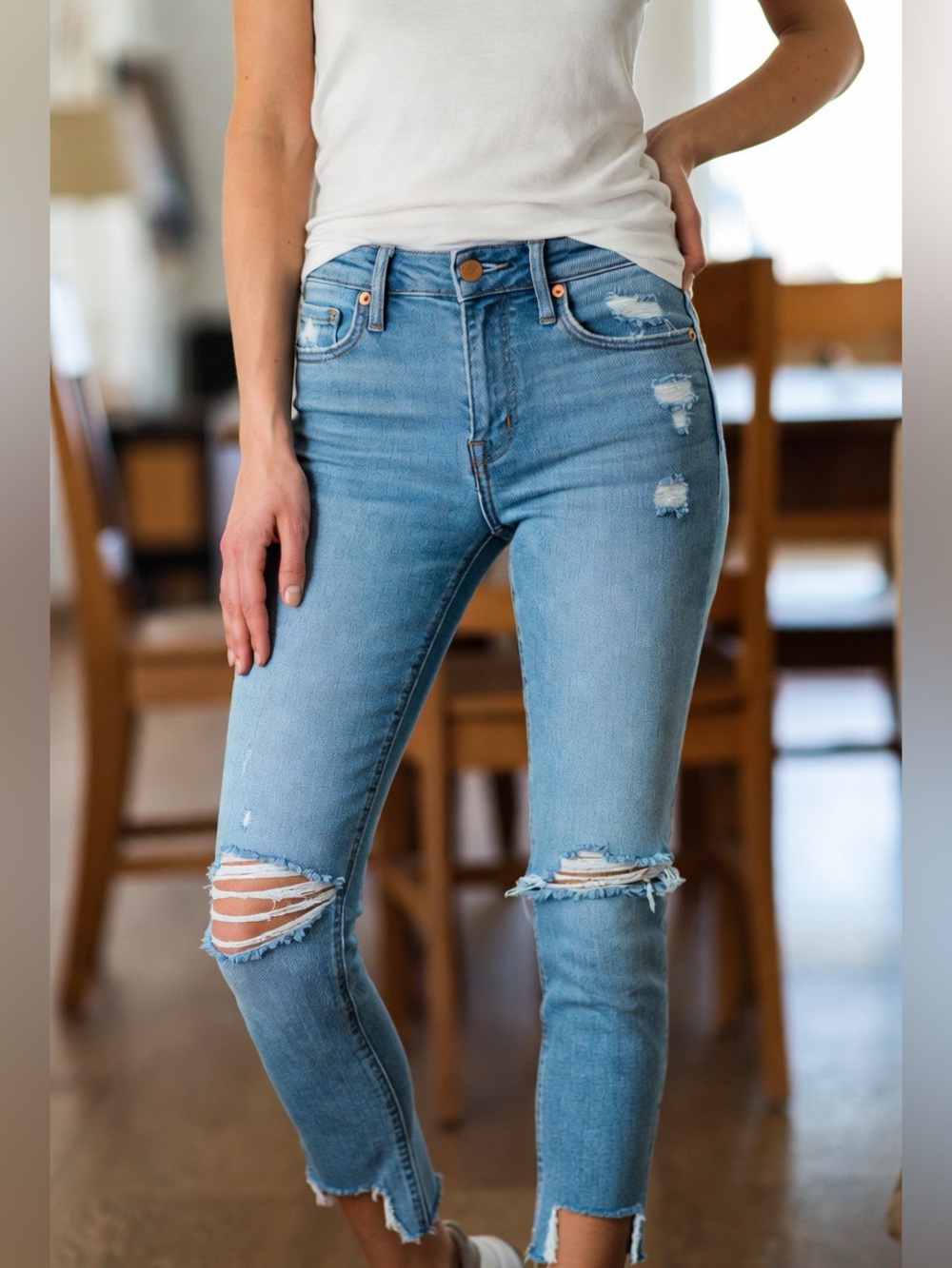 GAP Distressed Light Wash Jeans Women’s Size 30 Ripped Knees Frayed Hem Y2K